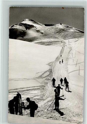 Parsenn - Abfahrtsgelände am Weissfluhjoch Skifahrer