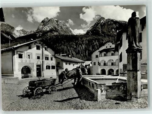 7550 Scuol Schuls - Dorfplatz Pferd am Wagen am Brunnen