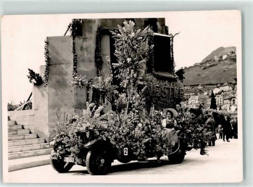 Foto AK Festwagen Nestle Tracht Oldtimer