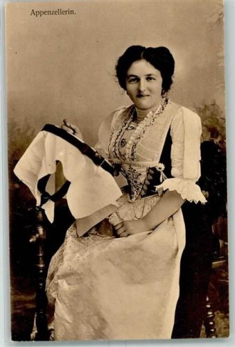 Frau beim Sticken AK