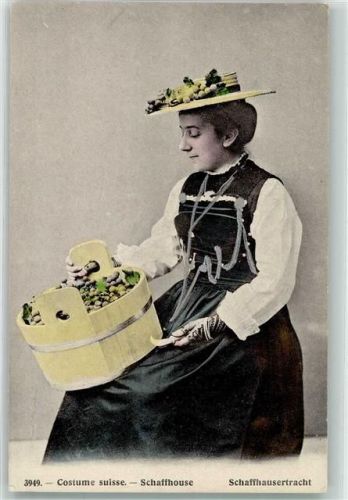 Trachtenfrau mit Trauben