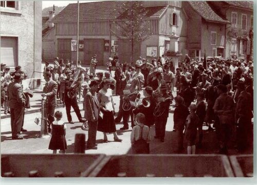 4402 Frenkendorf 1957 - Banntag beim Dorfplatz Spritzenhaus