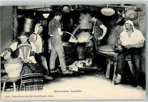 Unterwaldner Sennen beim Käsen in der Hütte