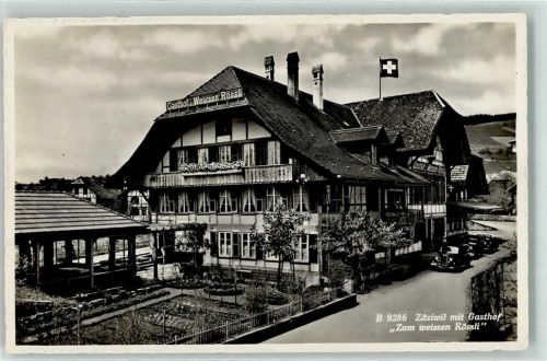 3532 Zäziwil Foto AK Gasthaus zum weissen Rössli Fahne Auto Garten