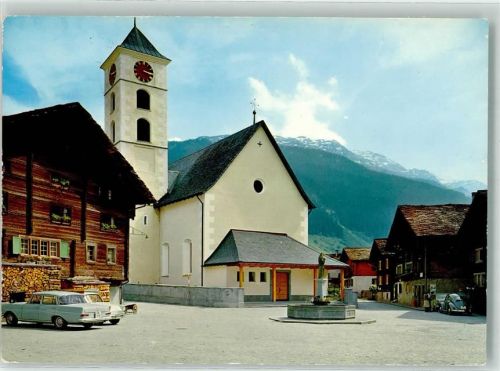 7132 Vals - Dorfplatz VW Käfer Mercedes Kirche