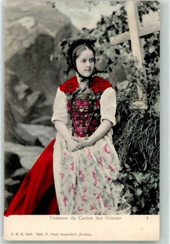 Bündner Trachtenmädchen vor dem Kreuz