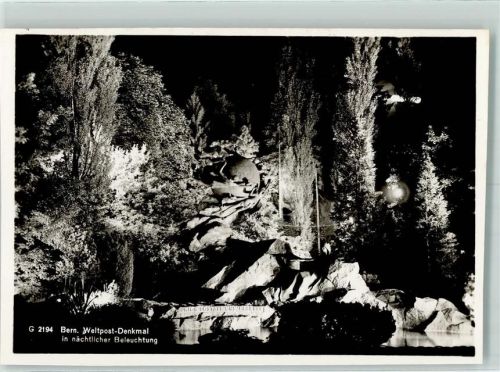 3000 Bern Berne - Weltpostdenkmal bei Nacht