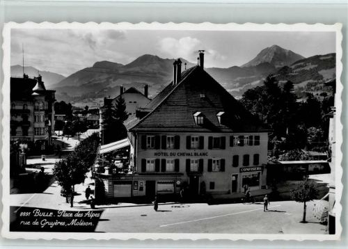 1630 Bulle 1957 Foto AK Place des Alpes , Confiserie, Hotel Cheval Blanc, Verlag Perrochet 8891 AK