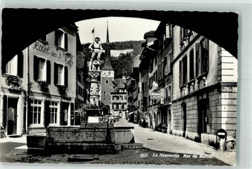 2520 La Neuveville Foto AK Rue du Marche Brunnen