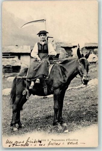 1983 Evolène 1905 - Bäuerin mit Sense auf dem Pferd sitzend