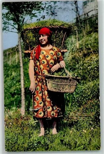 Mädchern bei der Feldarbeit mit Grastrage