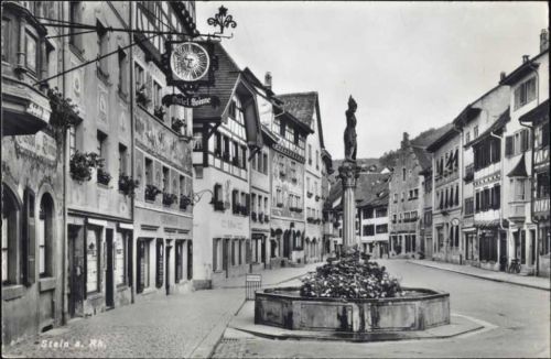 um 1950/60 - Stein a. Rhein, Schweiz, Kanton Schaffhausen, Brunnen, Statue, Straßenansicht, Hotel Zur Sonne,Photoglob AKU2
