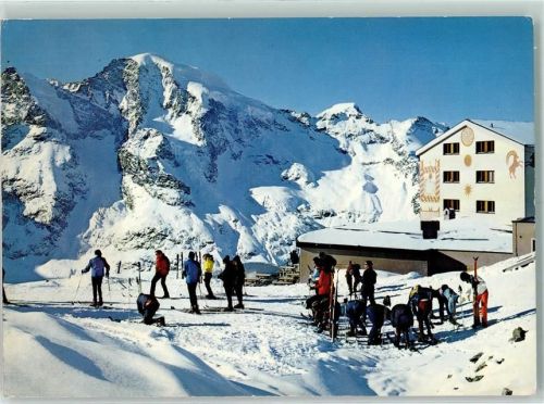 Diavolezza - Bergrestaurant Daivolezza mit Piz Morteratsch Winter Skifahrer AKU2