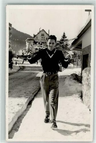 3823 Wengen 1941 Privatfoto AK Foto Junger Mann Willy mit Skiern Ort lt. Stempel