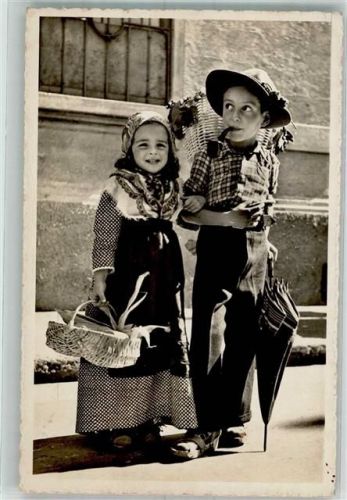 6900 Lugano 1945 Foto AK Zwei Kinder in ortsüblicher Kleidung Pfeife Ort lt. Fotograf Vicari