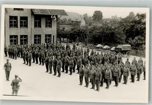 Angetretene Soldaten in Uniform auf dem Kasernenhof Militär Schweiz Privatfoto AK