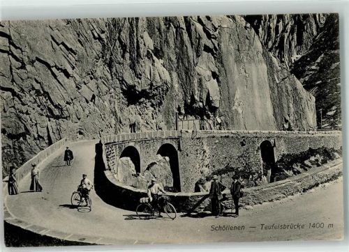 Schöllenen - Teufelsbrücke Radfahrer und Spaziergänger