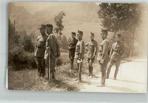 Eine Gruppe Offiziere in Uniform mit Tschako und Säbeln Militär Schweiz Privatfoto AK