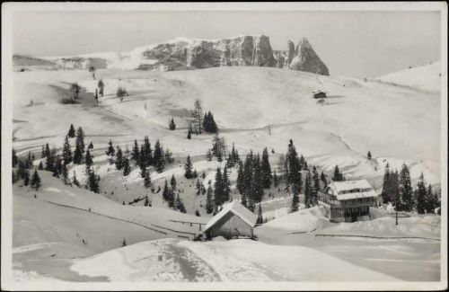 um 1940 - Italien, Dolomiti, Alpe di Siusi, Poste e stazione,Joh. Hubert