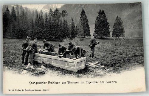 Luzern Lucerne Soldaten im Eigenthal Kochgeschirr am Brunnen reinigen Militär Schweiz