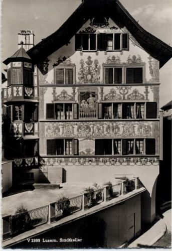 um 1950/60 - Luzern, Kant. Luzern, Schweiz: Außenansicht des -Stadtkellers-, tolle bemalte Häuserfassade, Foto-Ak Nr. V2999,Beringer & Pampaluchi AKU2