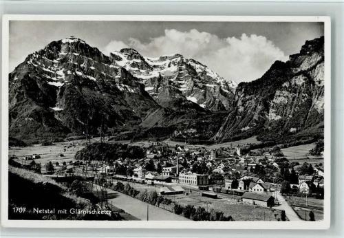 8754 Netstal 1952 Foto AK mit Bahnhif, Glärnischkette