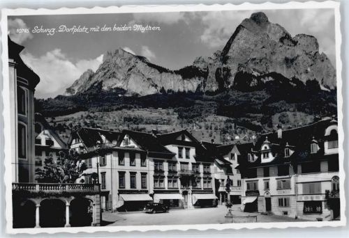 6430 Schwyz - Dorfplatz, Mythen