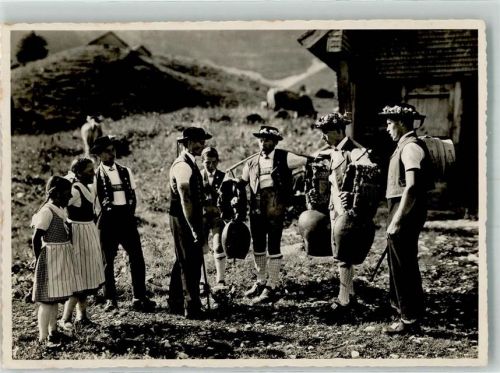 Trachtengruppe mit großen Kuhglocken auf der Alm Fotograf Schildknecht Tracht Schweiz Foto AK