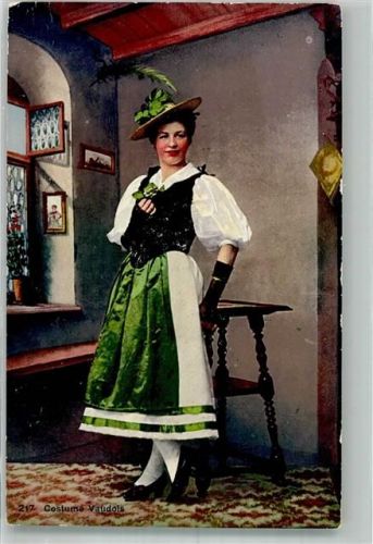 Junge Frau im Trachtenkleid Tracht Schweiz