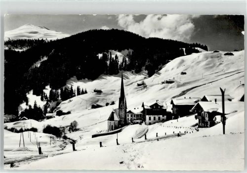 7246 St. Antönien Winter Platz mit Kreuz