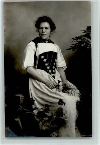 Frau in schöner Tracht, gute Erhaltung Tracht Schweiz Foto AK