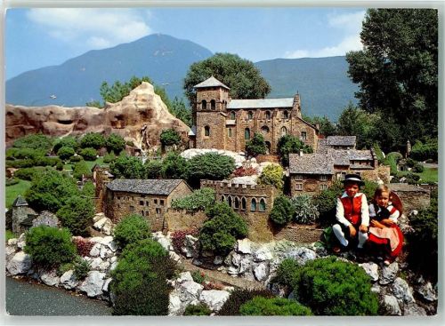 6815 Melide - Swissminiatur Schloss Valère 2 Kinder in Tracht