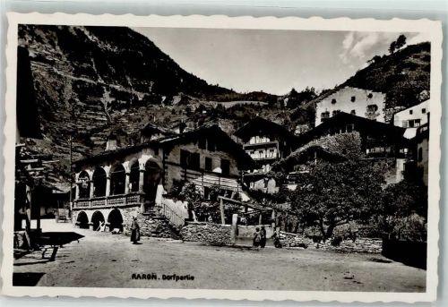 3942 Raron Foto AK Dorf Brunnen