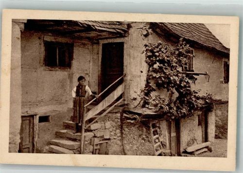 Mädchen in Tracht auf Treppe zu altem Bauernhaus Klaus Schokolade 1921 Werbe AK