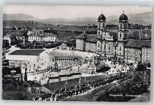 8840 Einsiedeln 1953 - Klosterplatz Baum Feld Haus