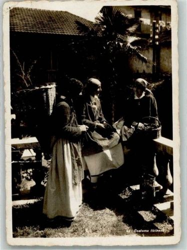 Drei Frauen in Tessiner Tracht bei der Weinlese Fotograf Steinemann Tracht Schweiz Gebrauchsspuren