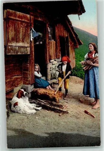 Bauerfrau mit Kindern und Hund beim Holzen