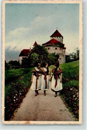 9490 Vaduz Foto AK Schloss Tracht Frauen Kleid