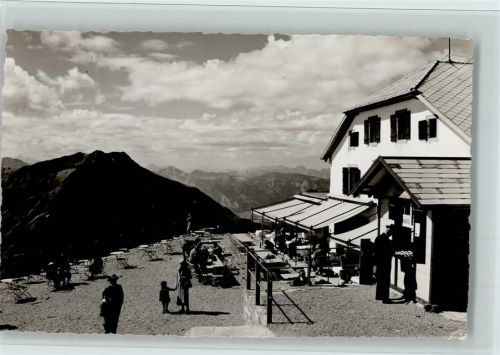 Niesen - Hotel Niesenkulm mit Terrasse Blick auf Fromberghorn und Diemtigtal
