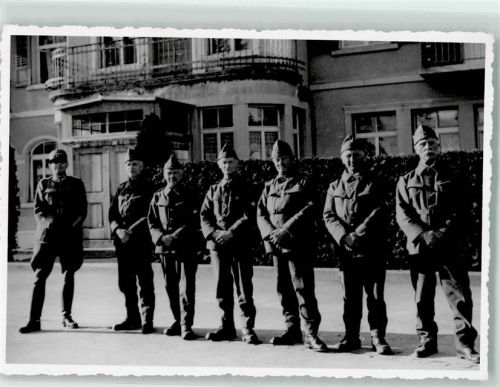 9050 Appenzell Privatfoto AK Gruppenfoto Schweizer Soldaten vor Kaserne