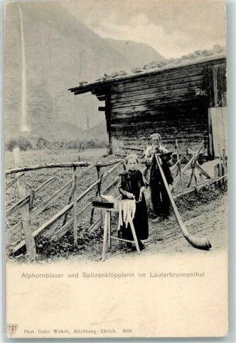 Alphornbläser und Klöpplerin im Lauterbrunnenthal Foto Gebr. Wehrli 9100 Alphorn 1900