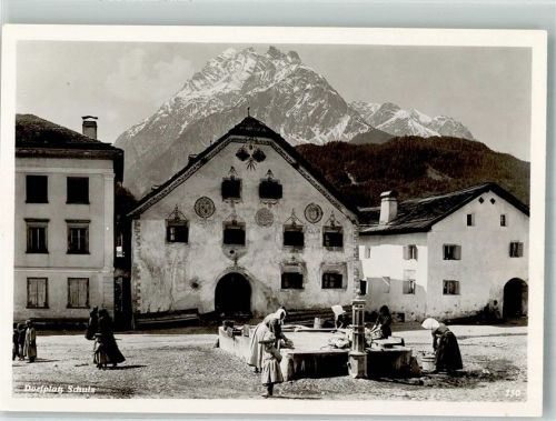 7550 Scuol Schuls Foto AK Waschfrauen Dorfplatz Brunnen