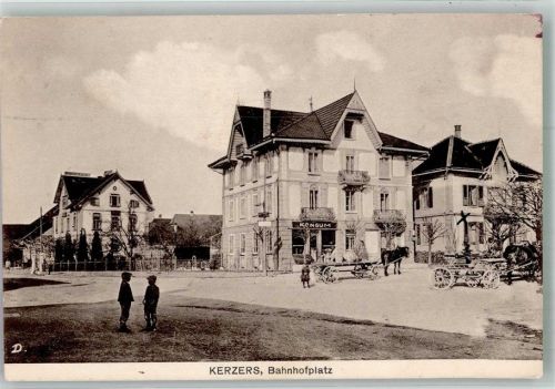 3210 Kerzers 1923 Foto AK Bahnpost Zug 372 Geschäft Konsum Pferdewagen Bahnhofplatz