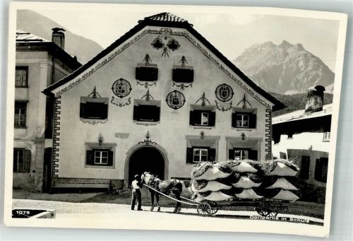 7550 Scuol Schuls 1960 Foto AK Dorfpartie Pferdewagen Heuernte