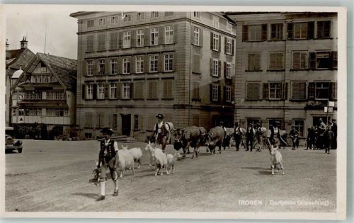 9043 Trogen Foto AK Ziege Kühe Tracht Dorfplatz Alpaufzug Auto