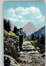 Ein schweizer Alphornbläser vor Hochgebirgskulisse Alphorn 1920