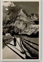 Ein schweizer Alphornbläser vor Hochgebirgskulisse Alphorn 1920 Foto AK
