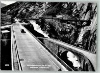 6487 Göschenen Foto AK Teufelsbürcke Schölenenschlucht Eisenbahn Auto