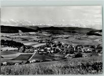 Biglen Dorf mit Blick auf die Alpen