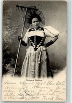 Bern 1901 Trachtenmädchen mit Rechen